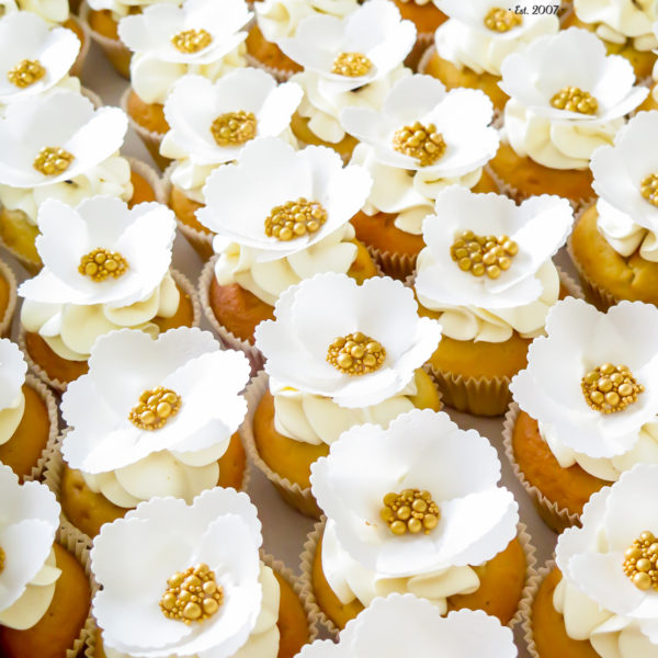 S69 - cupcakes, muffiny z kwiatami waflowymi, zamiast tortu ślubnego, warszawa muffiny, tort ślubny, tort weselny,